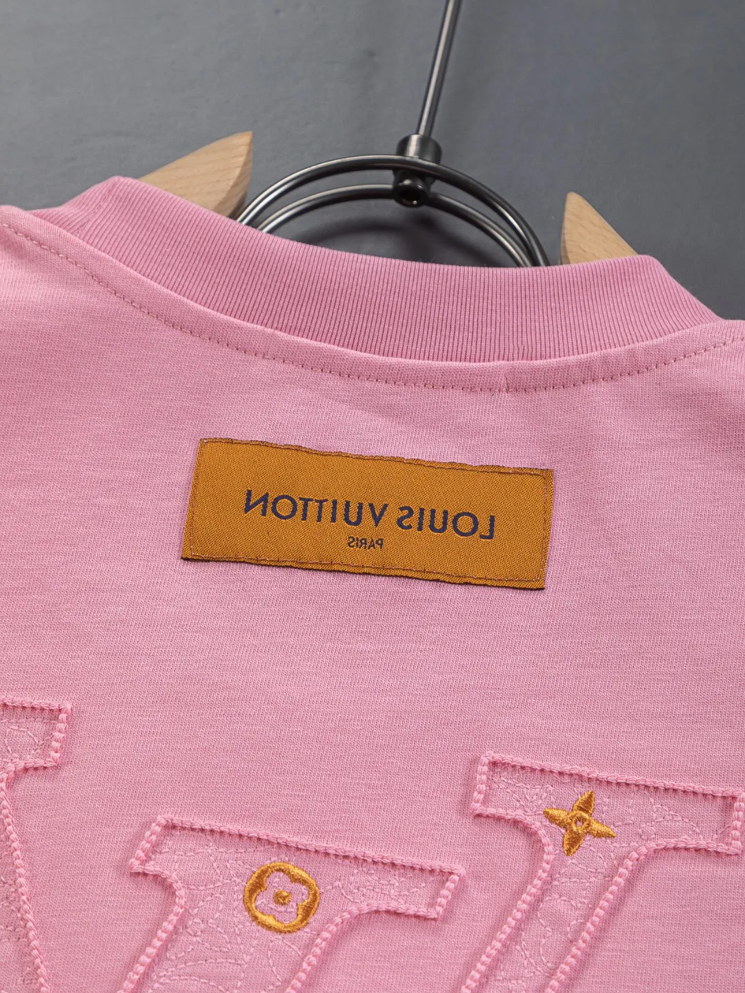 🅿️190 Louis Vuitton 1V LV micro-wide version S-XL LV 26ss New product counters are on the shelves at the same time Multiple craftsmanship Three-dimensional hollow gold dot letters embroidery on the chest🪡logo Large logo embroidery on the back hollow gold dot letters🪡logo Short-sleeved T-shirt Round neck short-sleeved T-shirt, the same style for men and women! Consigned to one-to-one creation. Synchronized with the official website, pure cotton fabrics at the counter! It is close to the skin and comfortable, durable and easy to wear. It has a classic and simple logo design and meticulous original craftsmanship. Short-sleeves, a must-have item for men, do not appear to be the same for the general public, but must be unique and eye-catching. This LV short-sleeve is all about quality, comfort, the same shape and fashion as always, including fabrics and cutting techniques. All of them have been made with great effort! 320 grams of washed pure cotton fabric, pure cotton is breathable, very refreshing and comfortable for daily wear. The rib knitting on the neckline is smooth and tight, and the neckline will not be skewed if you toss it at will. The loose version, you will find that it looks really good on the upper body. The overall is minimalist and neat, super versatile for daily use! Pair it casually with a pair of pants for a youthful look. A T-shirt will make your outfit crazy. It is a fashionable item that can never go wrong! Color: Black White Pink Size: S-XL Size chart: S: Shoulder width 50-Bust 56-Length 70 M: Shoulder width 52-Bust 57-Length 72 L: Shoulder width 54-Bust 59-Length 74 XL: Shoulder width 56-Bust 62-Length 76